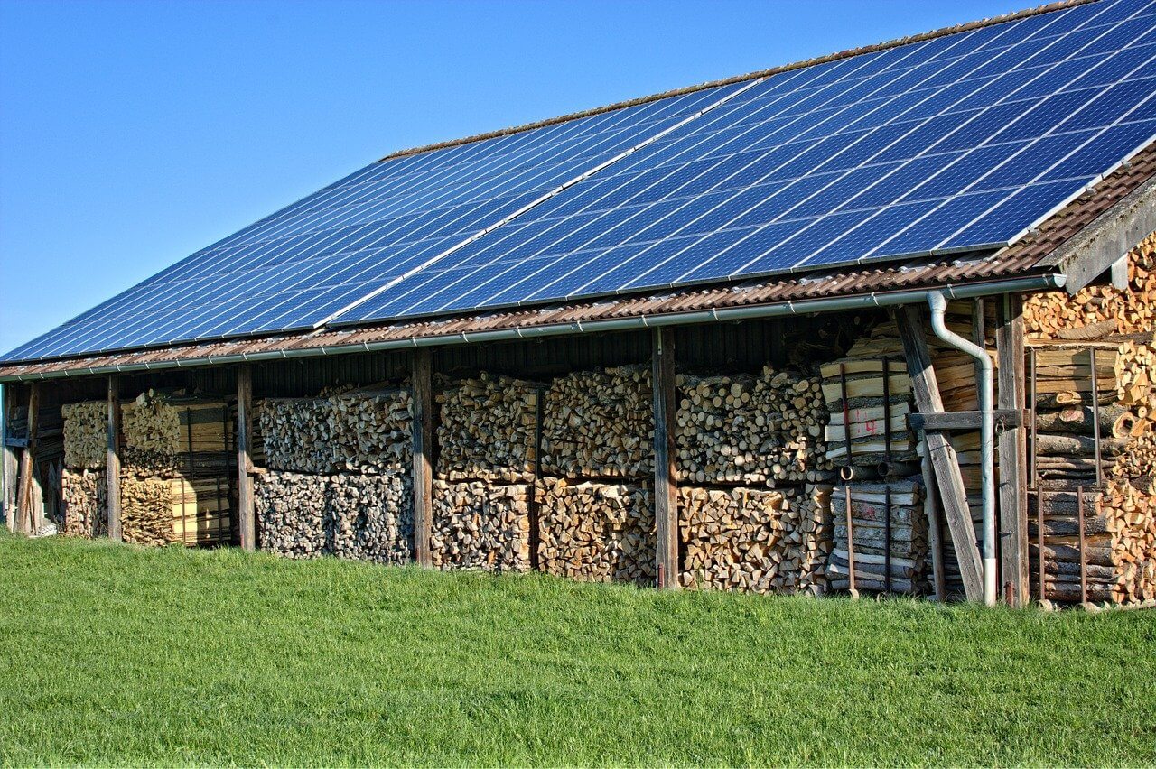 Panele fotowoltaiczne na dachu stodoły